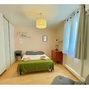 https://appartement-calme-a-2-pas-du-palais-des-papes.fr-provencehotel.com